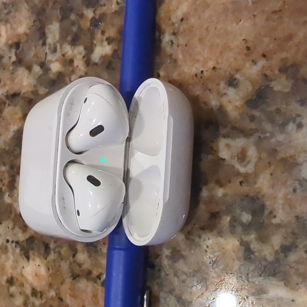 🎧 Apple AirPods (1st Generation) - Picture 2 of 4